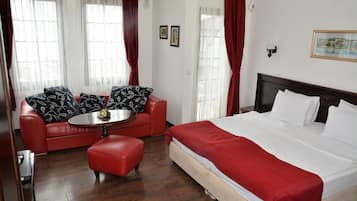 Deluxe appartement, uitzicht op meer | Een minibar, een kluis op de kamer, een bureau, geluiddichte muren