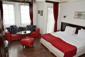 Leilighet – deluxe, utsikt mot innsjø | Minibar, safe på rommet, skrivebord og lydisolert