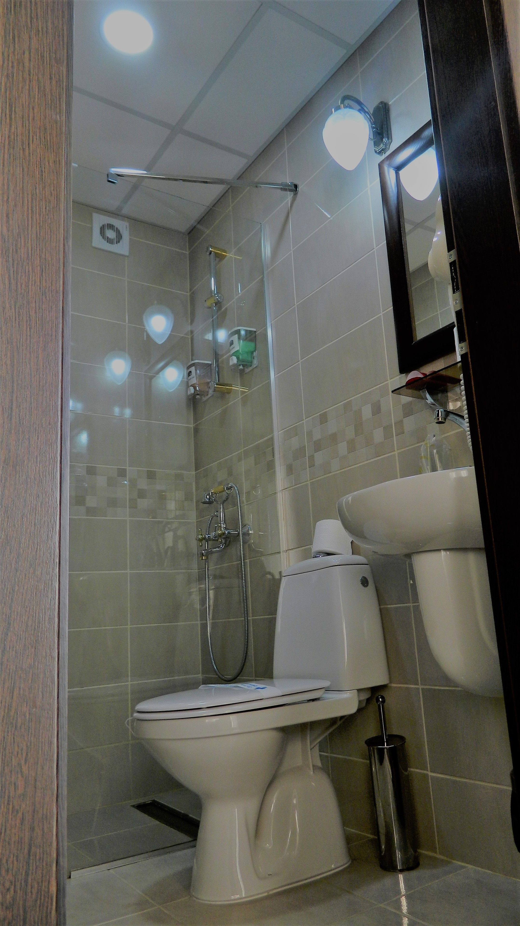 Un baño moderno con inodoro, bidé y lavamanos.