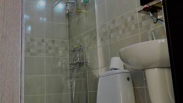 Un baño moderno con inodoro, bidé y lavamanos.