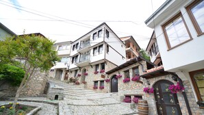 Un edificio de piedra con una escalera de piedra que conduce a la entrada.