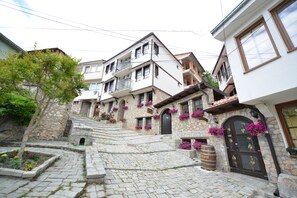 Vista frontal de la propiedad