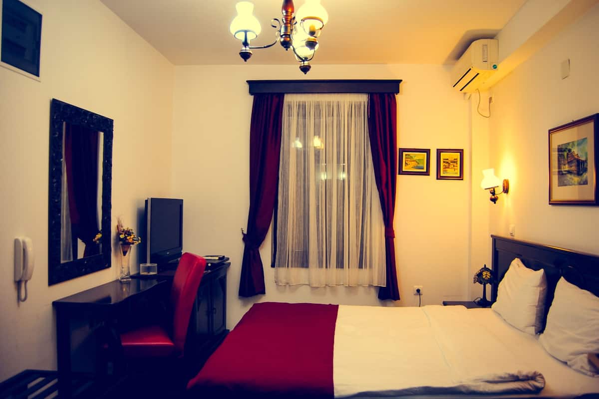 Double Room | Minibar, in-room safe, desk, soundproofing