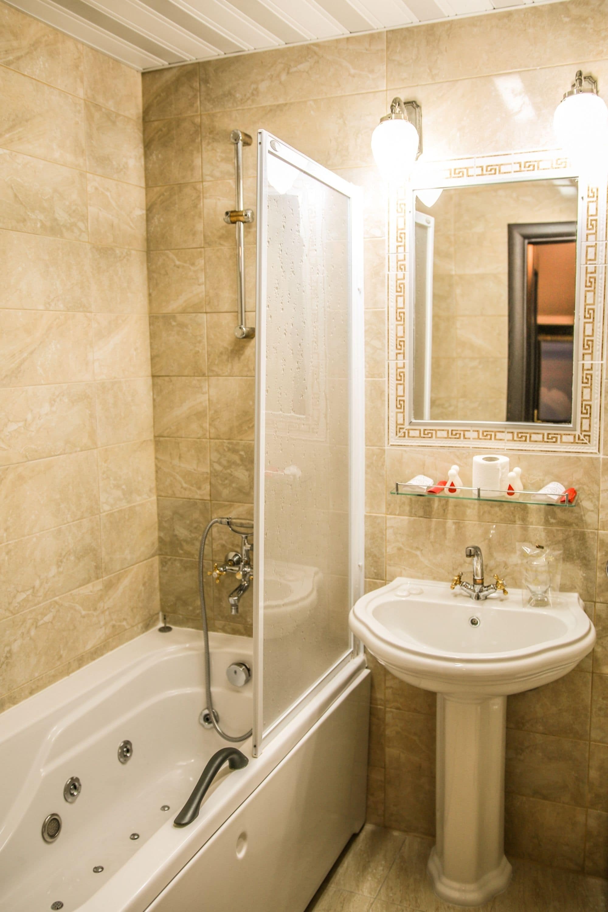Une salle de bain avec une baignoire, un lavabo et une douche.