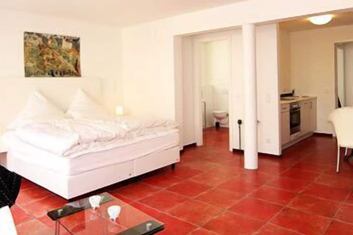 Habitación doble estándar | Decoración personalizada, muebles diferentes y escritorio