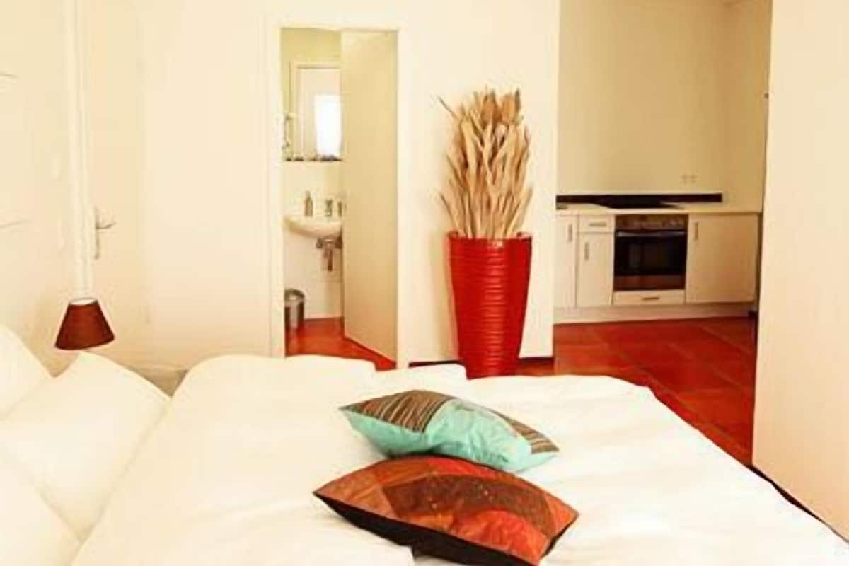 Habitación doble superior | Decoración personalizada, muebles diferentes y escritorio