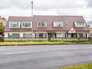A two-story hotel with a sign for 'OYO Flexistay Amber's Hotel'.