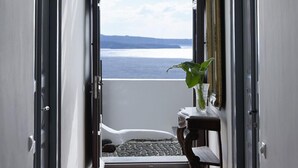 Un pasillo con vista al mar a través de un amplio ventanal en arco.
