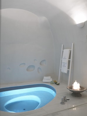Phòng Suite (Cave) | Bồn tắm thủy lực