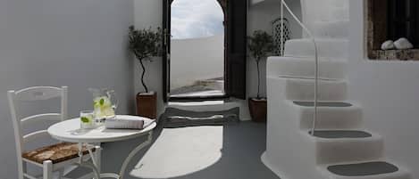 Suite (Cave) | Egyptian cotton sheets, premium bedding, in-room safe