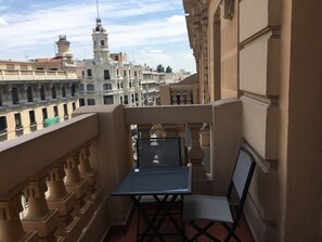 Economy Twin Room, 2 Twin Beds (2 single beds) | In-room safe, desk, soundproofing, iron/ironing board - Hostal Galaico (Madrid)