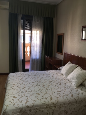 Quarto triplo | Cofres nos quartos, escrivaninha, quartos à prova de som