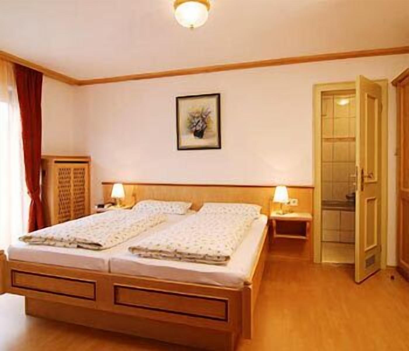 in-room safe, desk, free wifi