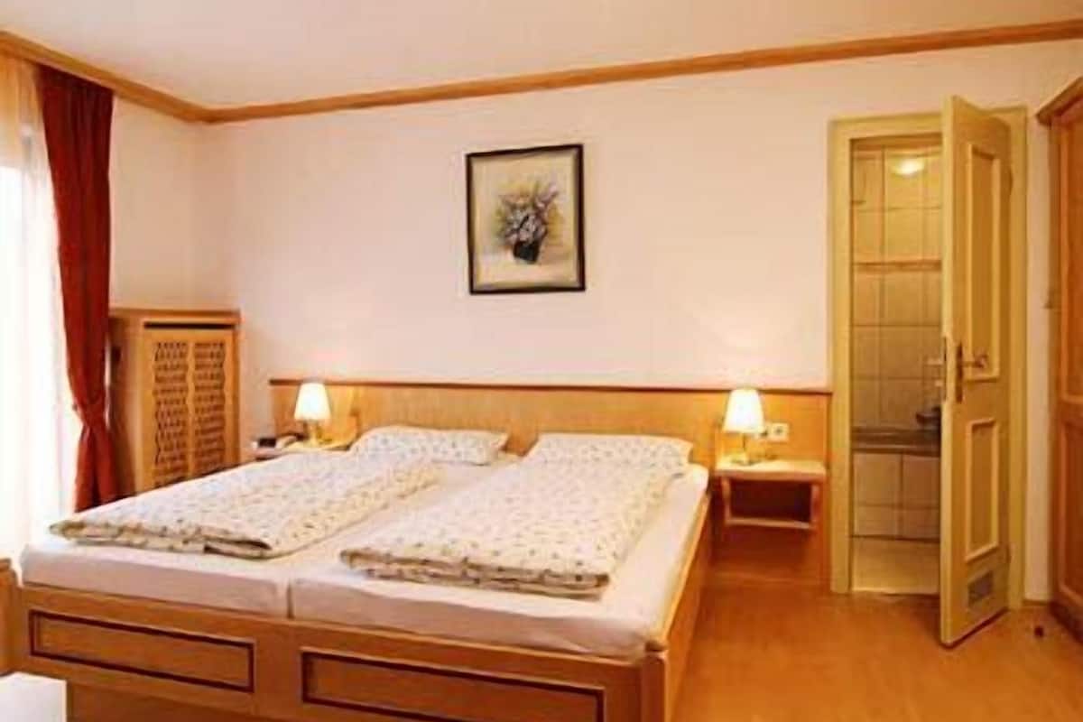 in-room safe, desk, free wifi