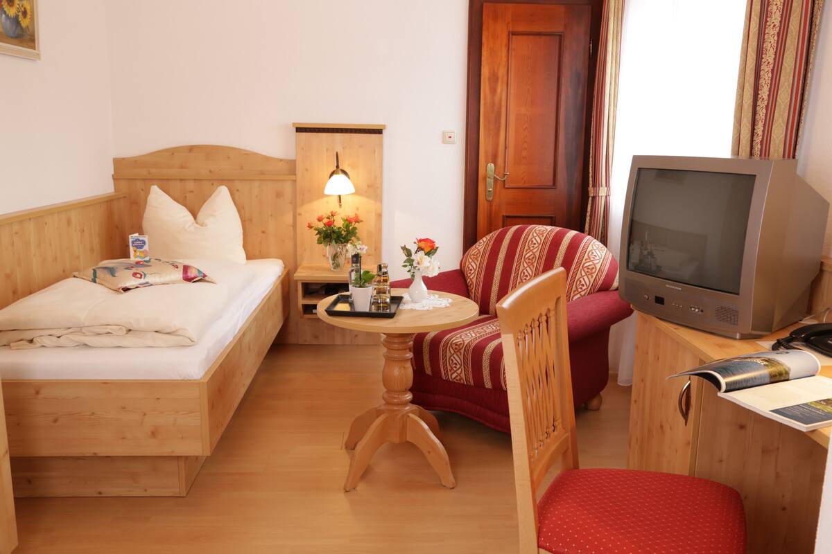 in-room safe, desk, free wifi