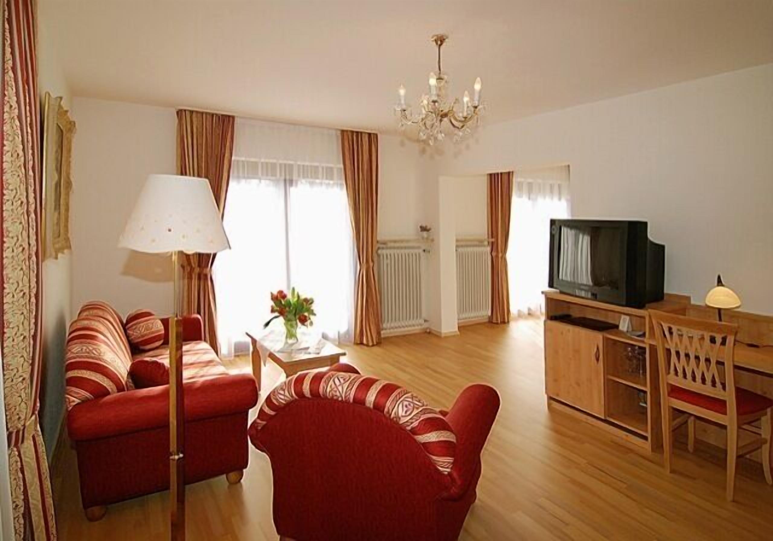 standard double room | living area | tv