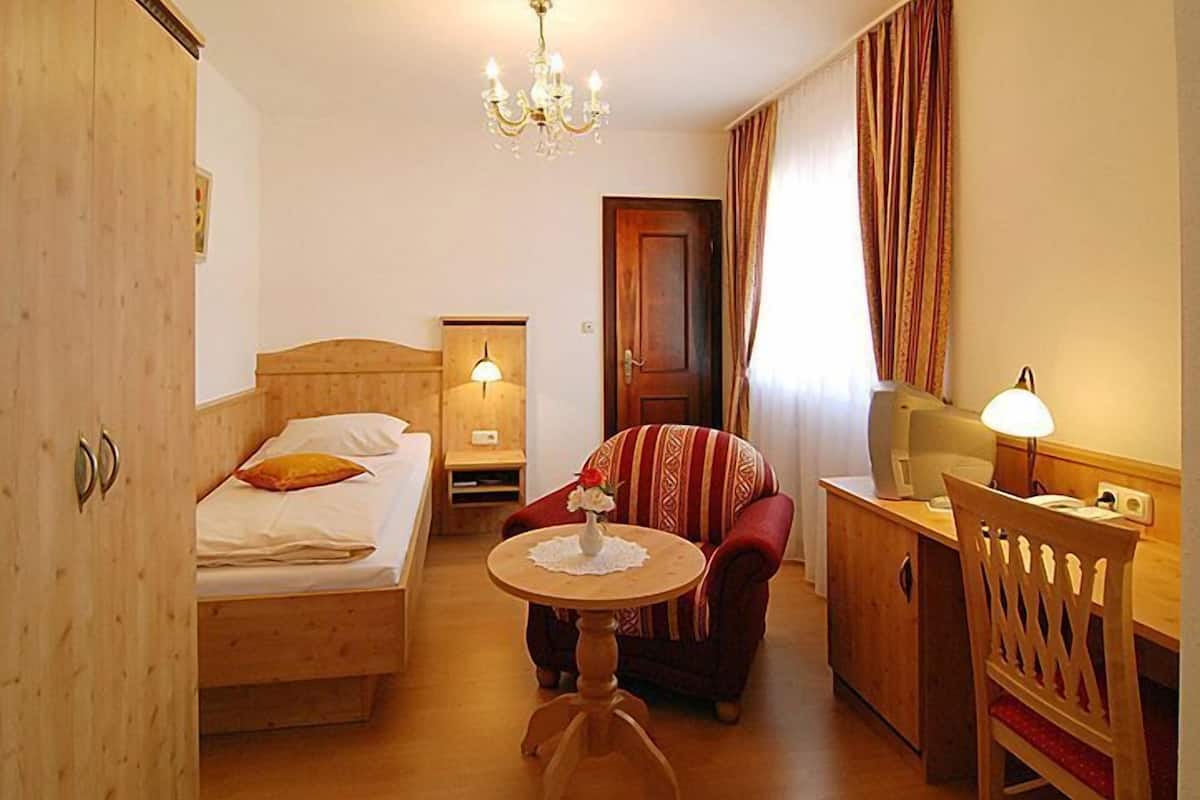 standard single room | in-room safe, desk, free wifi