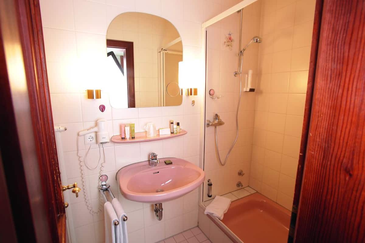 comfort double room single use | bathroom | towels