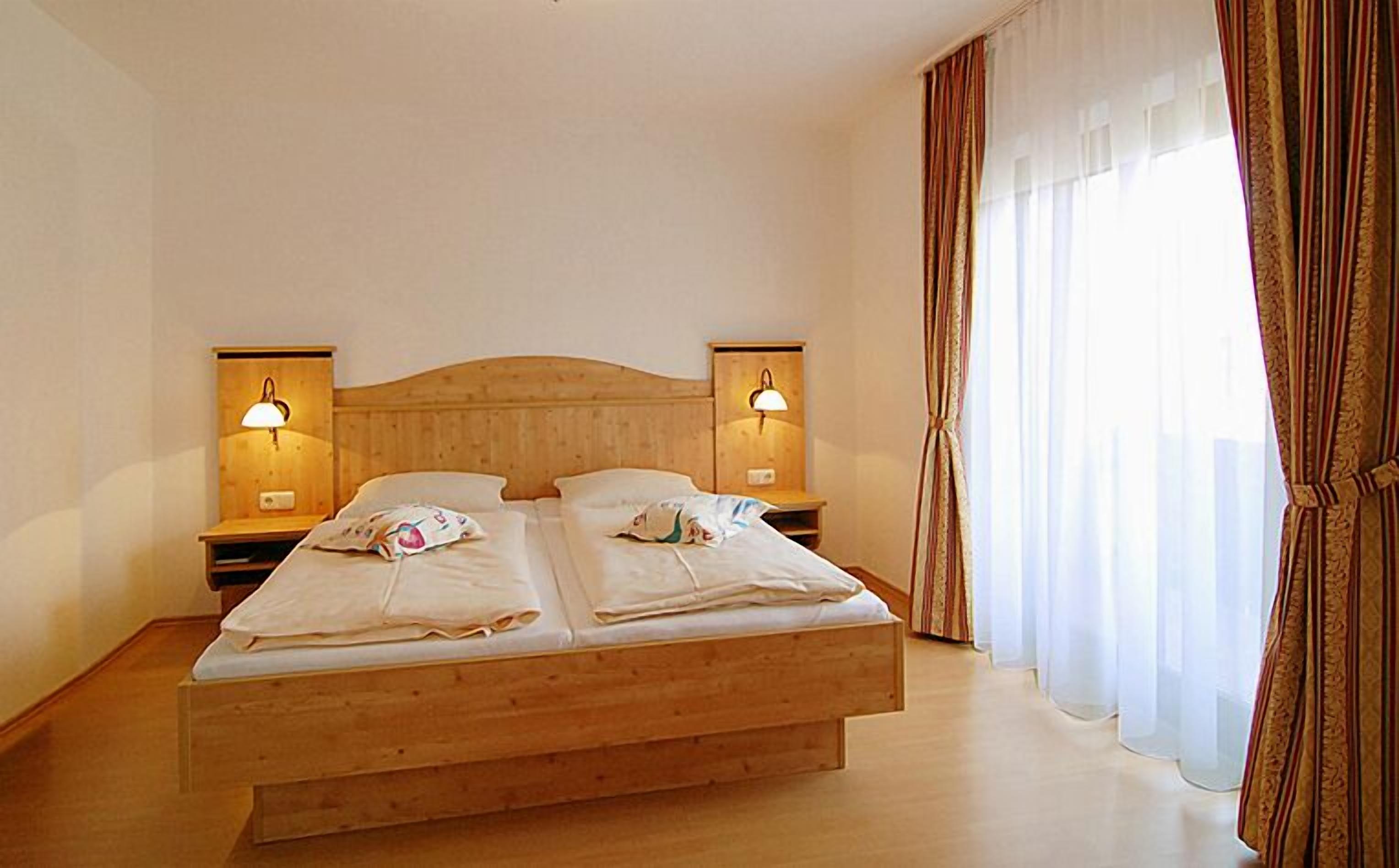 standard double room | in-room safe, desk, free wifi