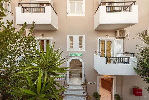 Vista frontal de la propiedad