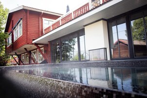 Una piscina cubierta, una piscina al aire libre