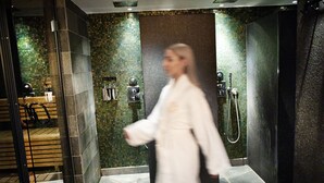 A modern bathroom with a mosaic tile wall, a shower area, and a bench. - Åkerblads Gästgiveri Hotell Spa (Tallberg)