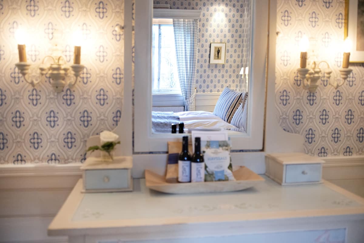 junior suite with spa bath main building (spa included) | 1 bedroom, individually decorated, individually furnished, desk