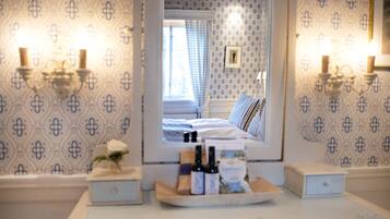 Minisvit med bubbelbadkar i huvudbyggnaden (Spa Inkluderat) | Individuell inredning, unika möbler, skrivbord och strykjärn/strykbräda