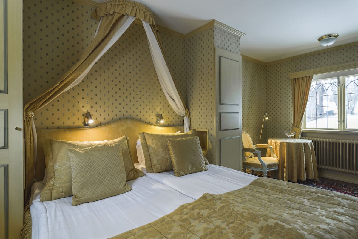 double room in seperate building (spa included) | 1 bedroom, individually decorated, individually furnished, desk