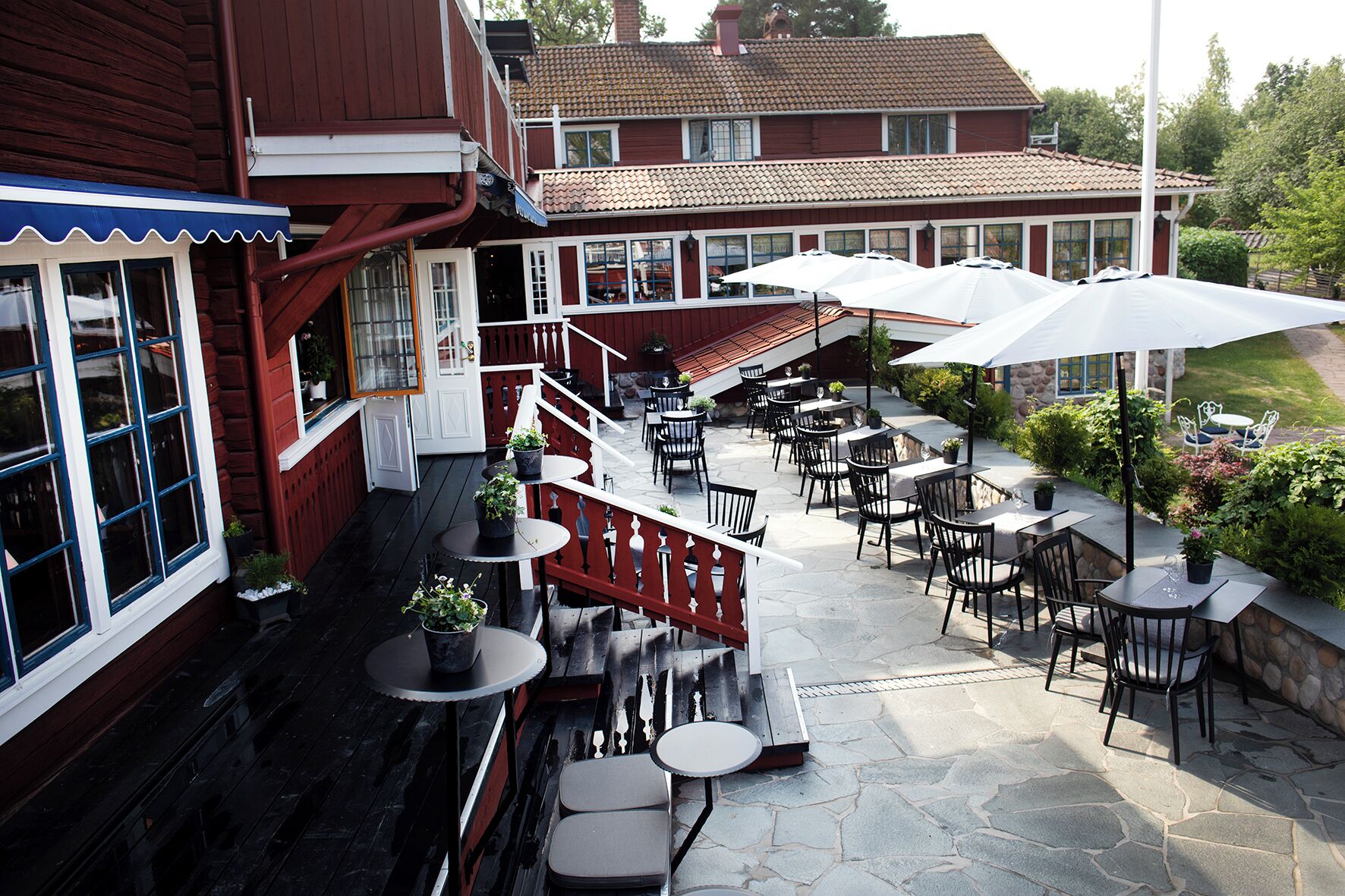 breakfast, lunch, dinner served; garden views