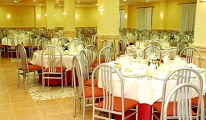 Dining - Isur Llerena (Llerena)