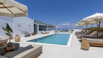 Una piscina al aire libre de temporada