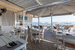 Daily buffet breakfast for a fee - Laza Beach Inn (Agistri)