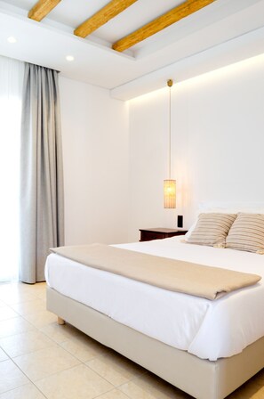 In-room safe, soundproofing, iron/ironing board, free WiFi