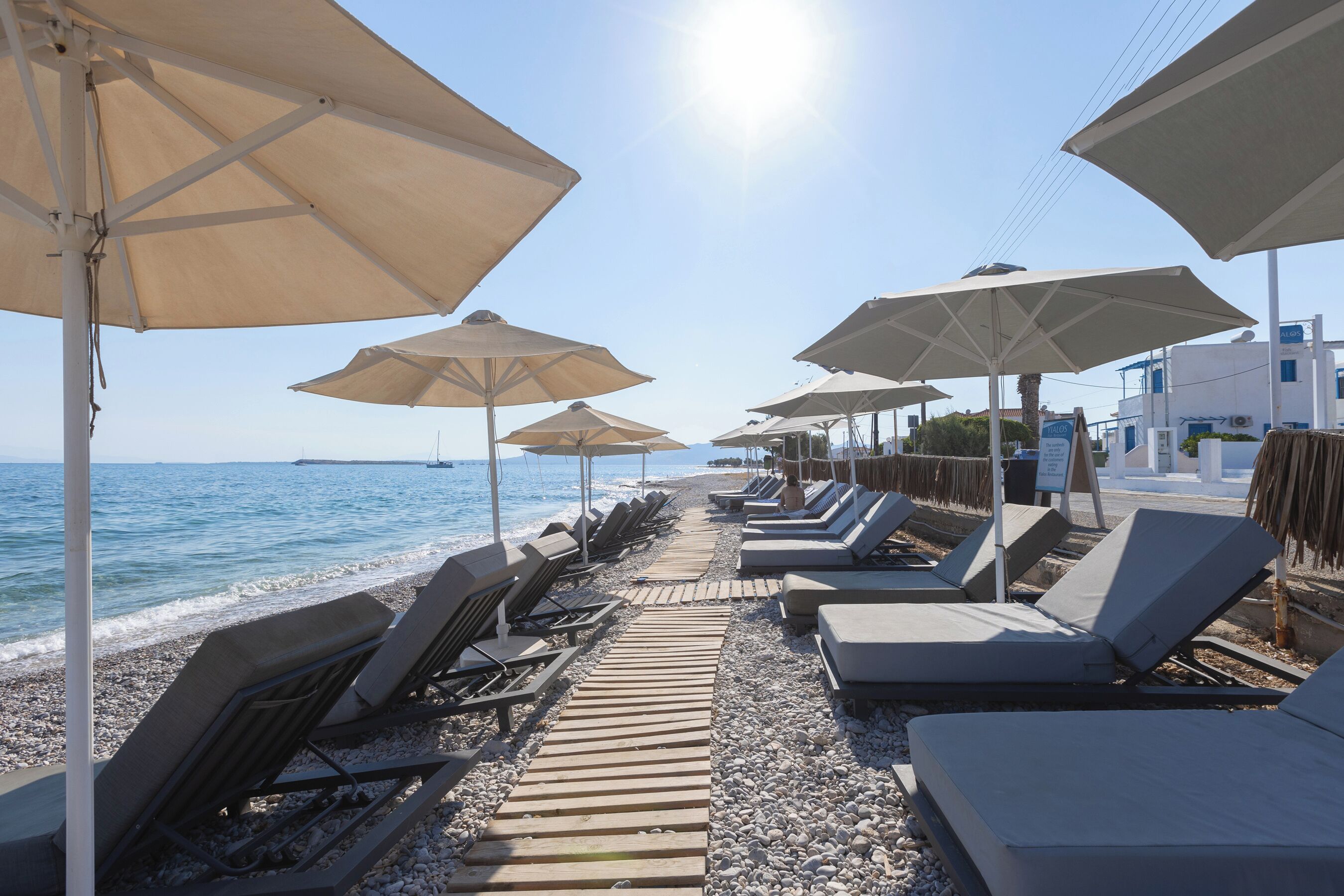 Plage, chaises longues, parasols, bar de plage