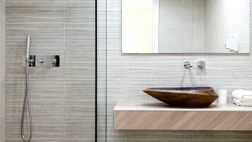 Bungalow | Badezimmer | Dusche, Handtücher