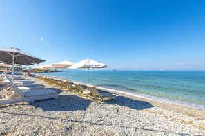 On the beach, sun loungers, beach umbrellas, beach bar - Laza Beach Inn (Agistri)