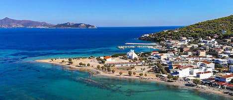 Sulla spiaggia, lettini da mare, ombrelloni, un bar sulla spiaggia