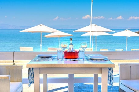 Breakfast, lunch and dinner served . Laza Beach Inn
