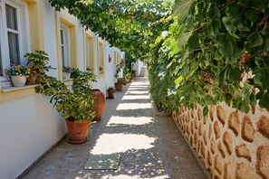 Front of property - Laza Beach Inn (Agistri)