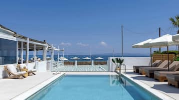Una piscina al aire libre de temporada