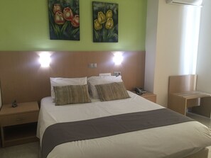 Zimmersafe, Verdunkelungsvorhänge, Bügeleisen/Bügelbrett