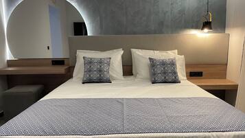 Suite estudio junior, 1 habitación, vista al patio, planta baja | Caja de seguridad en la habitación y cortinas blackout