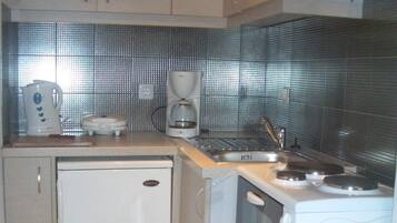 Habitación estándar | Cocina privada | Refrigerador, cafetera y tetera y tetera eléctrica