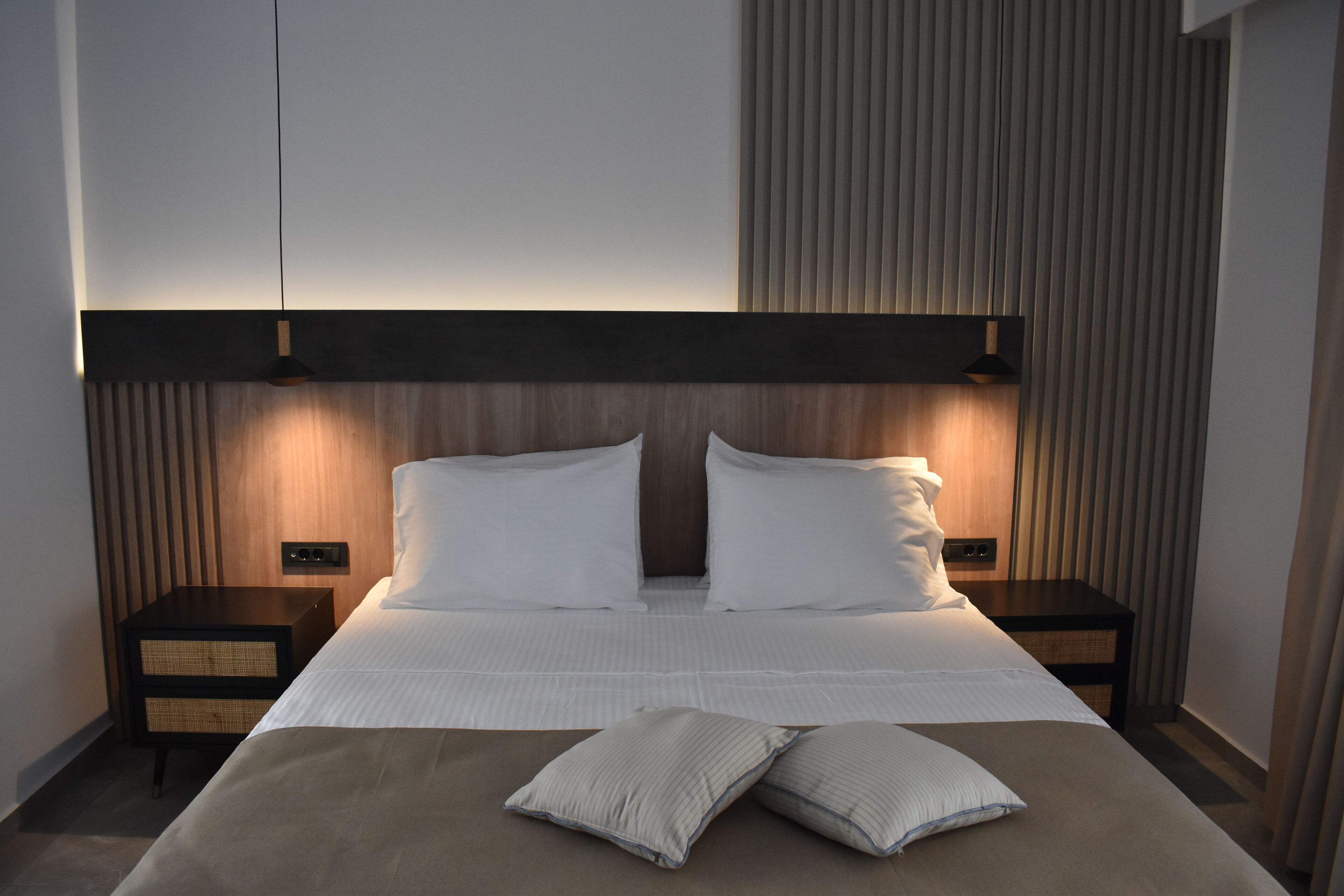 Suite estudio junior, 1 habitación, vista al patio, planta baja | Caja de seguridad en la habitación y cortinas blackout 