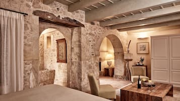 Historic junior suite (Perseus - Lyra - Sirius) | 1 υπνοδωμάτιο, κρεβάτια με ανώστρωμα, μίνι μπαρ