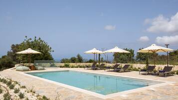 Asterope Villa | Pillowtop-bedden, een minibar, een kluis op de kamer