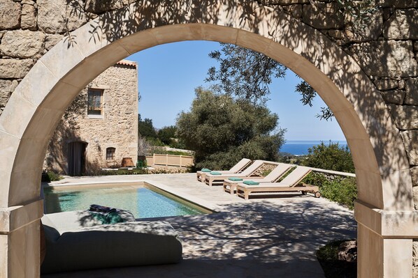 Stone House suite Borealis | Pillowtop beds, minibar, in-room safe, individually decorated - Kapsaliana Village Hotel (Rethymno)