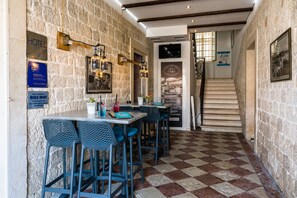 Petit déjeuner, déjeuner et dîner servis sur place, vue sur la mer