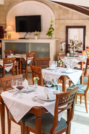 Daily continental breakfast for a fee - Hotel Sikaa (Trogir)